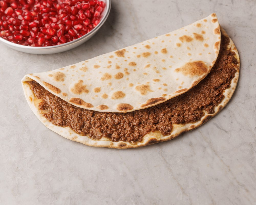 لحم بعجين بدبس الرمان